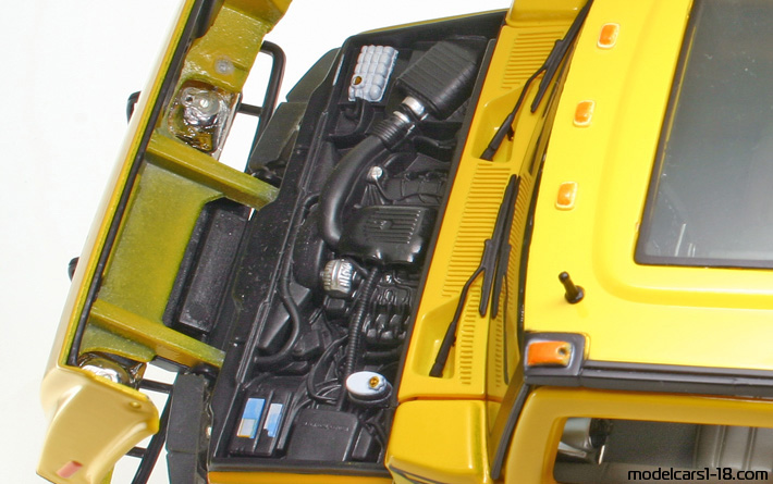 2002 - Hummer H2 Wagon Maisto 1/18 (Жълт) Двигател