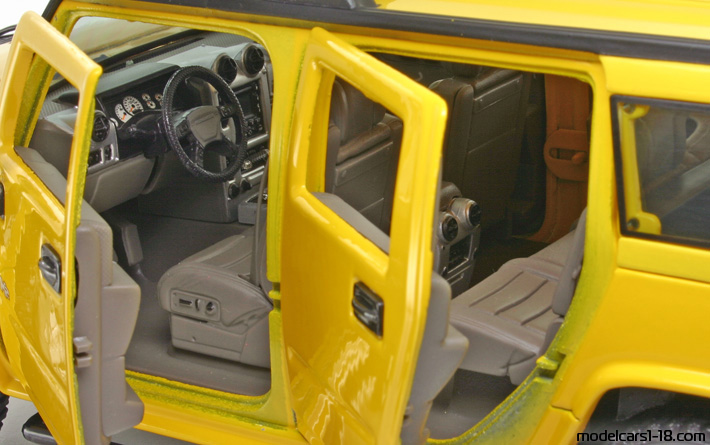 2002 - Hummer H2 Wagon Maisto 1/18 (Жълт) Интериор арматурно табло