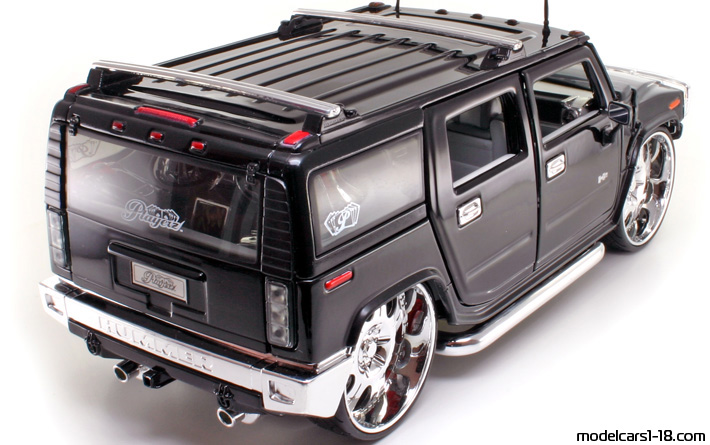 2002 - Hummer H2 Wagon Maisto 1/18 (Черен) Задна дясна страна