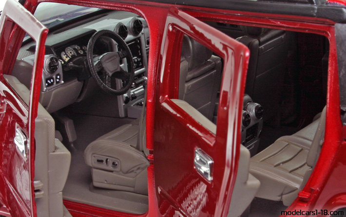 2002 - Hummer H2 Maisto 1/18 (Червен) Интериор арматурно табло