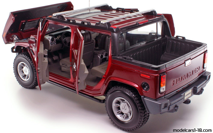 2002 - Hummer H2 Maisto 1/18 (Червен) Отваряеми части
