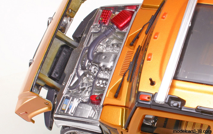 2002 - Hummer H2 Maisto 1/18 (Оранжев) Двигател