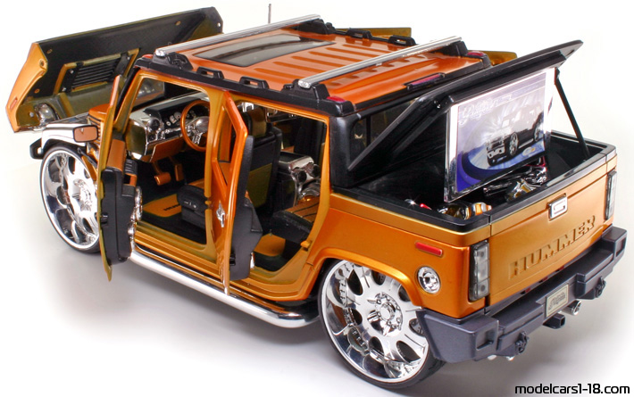2002 - Hummer H2 Maisto 1/18 (Оранжев) Отваряеми части