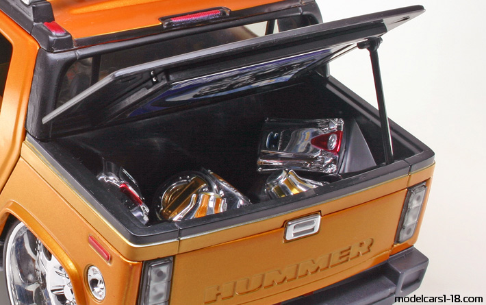 2002 - Hummer H2 Maisto 1/18 (Оранжев) Багажник / Отварящи се фарове