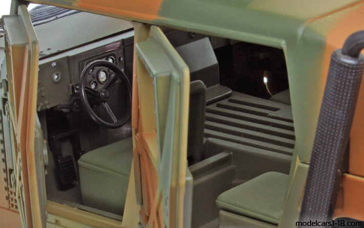1992 - Hummer Humvee (HMMWV) Maisto 1/18 (Злаетн) Интериор арматурно табло