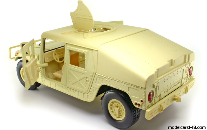 1992 - Hummer Humvee (HMMWV) Motor Max 1/18 (Бял) Отваряеми части