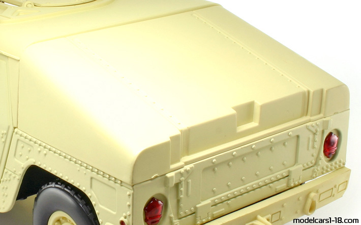 1992 - Hummer Humvee (HMMWV) Motor Max 1/18 (Бял) Багажник / Отварящи се фарове