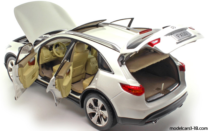 2009 - Infiniti FX50S Paudi 1/18 (Бял) Отваряеми части