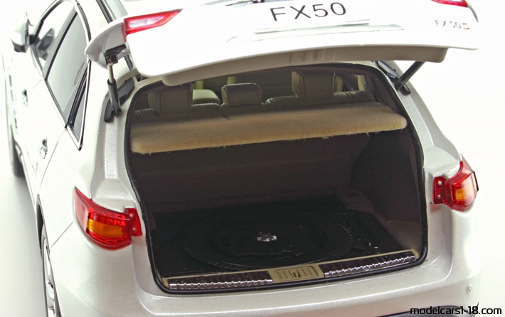 2009 - Infiniti FX50S Paudi 1/18 (Бял) Багажник / Отварящи се фарове