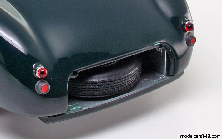 1951 - Jaguar C-Type AutoArt 1/18 (Зелен) Багажник / Отварящи се фарове