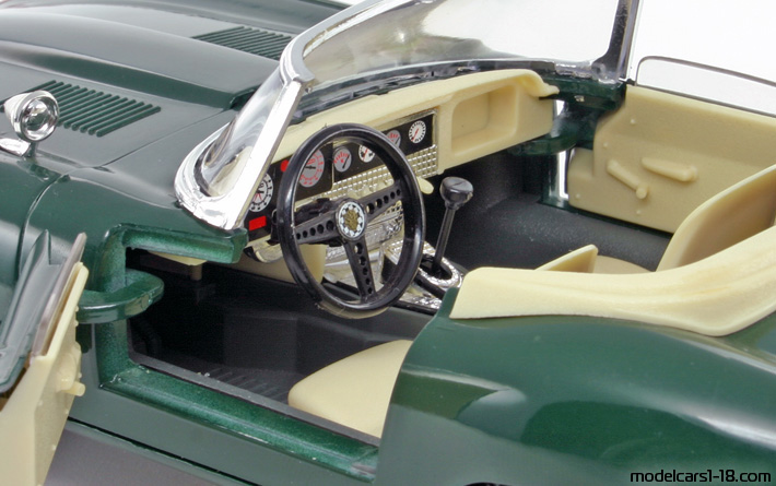 1961 - Jaguar E-Type Bburago 1/18 (Green) Интериор арматурно табло