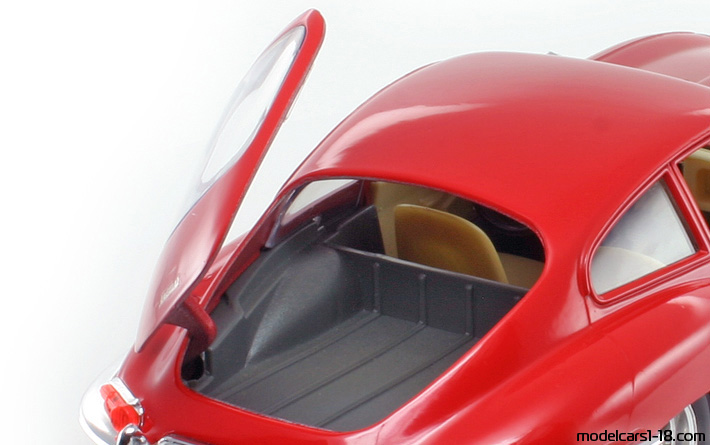 1961 - Jaguar E-Type Bburago 1/18 (Red) Багажник / Отварящи се фарове