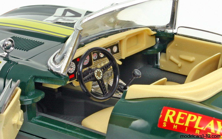 1961 - Jaguar E-Type Bburago 1/18 (Зелен / Жълт) Интериор арматурно табло