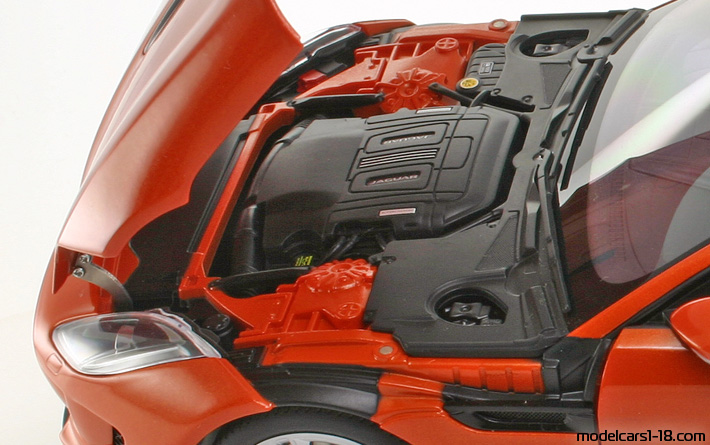 2015 - Jaguar F-Type R AutoArt 1/18 (Червен) Двигател