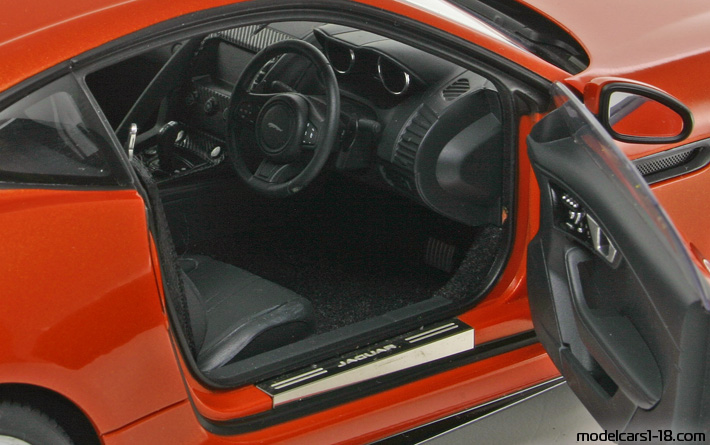 2015 - Jaguar F-Type R AutoArt 1/18 (Червен) Интериор арматурно табло
