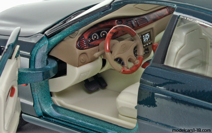 1999 - Jaguar S-Type Welly 1/18 (Зелен) Интериор арматурно табло