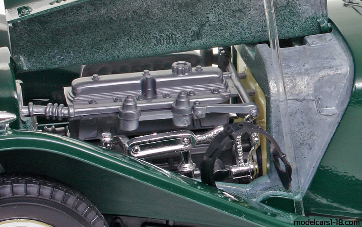 1936 - Jaguar SS100 Bburago 1/18 (Зелен) Двигател