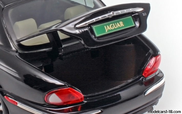 2001 - Jaguar X-Type Maisto 1/18 (Черен) Багажник / Отварящи се фарове