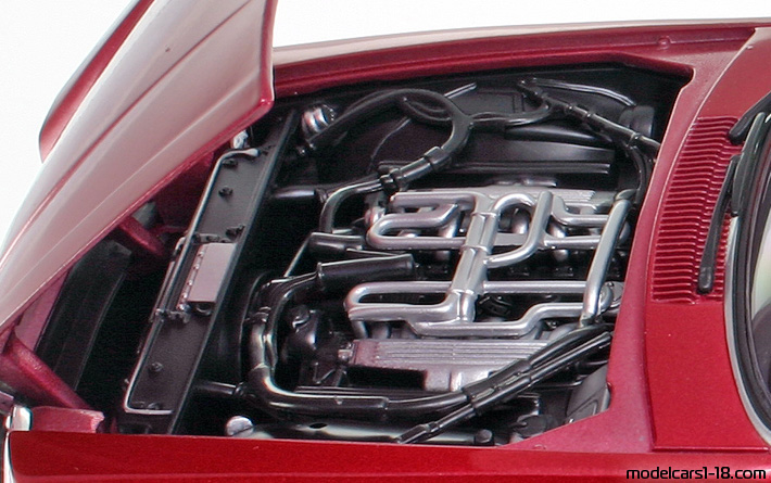 1975 - Jaguar XJ-S Road Signature 1/18 (Червен) Двигател