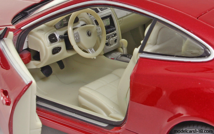 2006 - Jaguar XK Welly 1/18 (Червен) Интериор арматурно табло