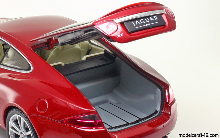 2006 - Jaguar XK Welly 1/18 (Червен) Багажник / Отварящи се фарове