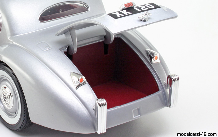 1949 - Jaguar XK120 Signature Models 1/18 (Сребрист) Багажник / Отварящи се фарове