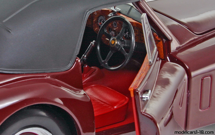 1955 - Jaguar XK140 Drophead Sun Star 1/18 (Червен) Интериор арматурно табло
