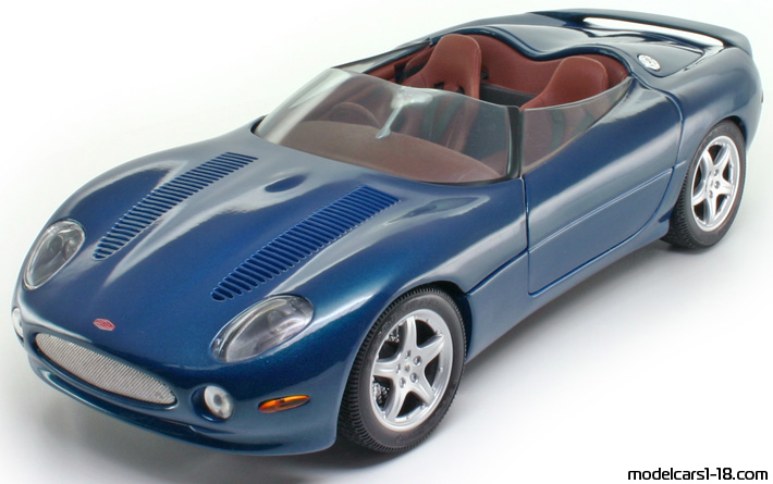 2000 - Jaguar XK180 Concept Maisto 1/18 (Син) Предна лява страна