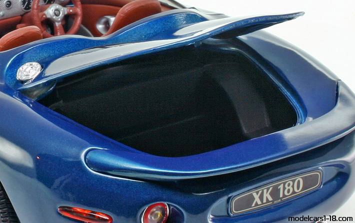 2000 - Jaguar XK180 Concept Maisto 1/18 (Син) Багажник / Отварящи се фарове