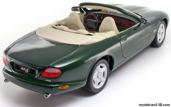 1996 - Jaguar XK8 Maisto 1/18 (Зелен) Задна дясна страна