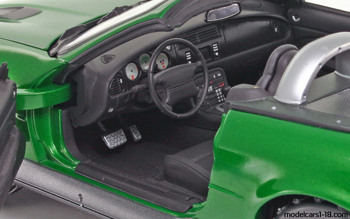 2000 - Jaguar XKR (James Bond) Beanstalk 1/18 (Зелен / Сив) Интериор арматурно табло