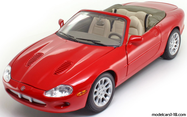 2000 - Jaguar XKR Maisto 1/18 (Червен) Предна лява страна
