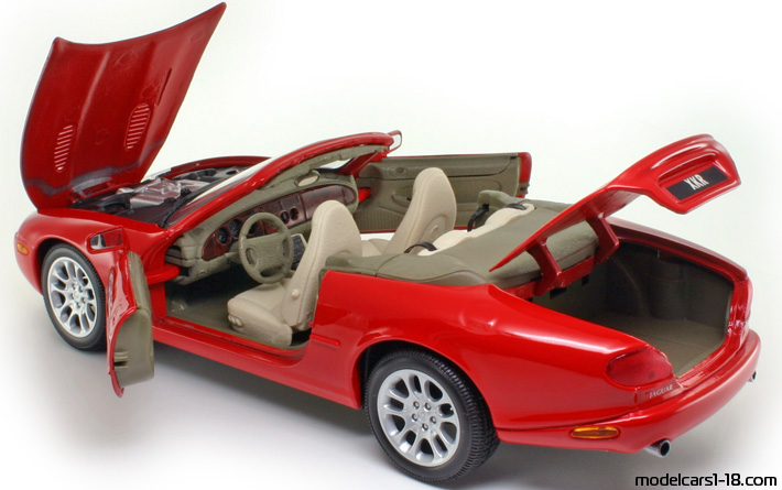 2000 - Jaguar XKR Maisto 1/18 (Червен) Отваряеми части
