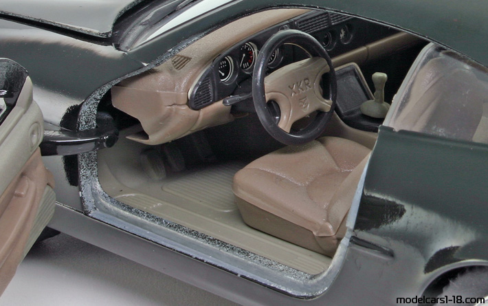 2000 - Jaguar XKR Solido 1/18 (Кафяв) Интериор арматурно табло