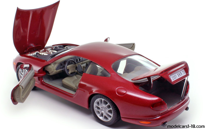 2000 - Jaguar XKR Solido 1/18 (Червен) Отваряеми части