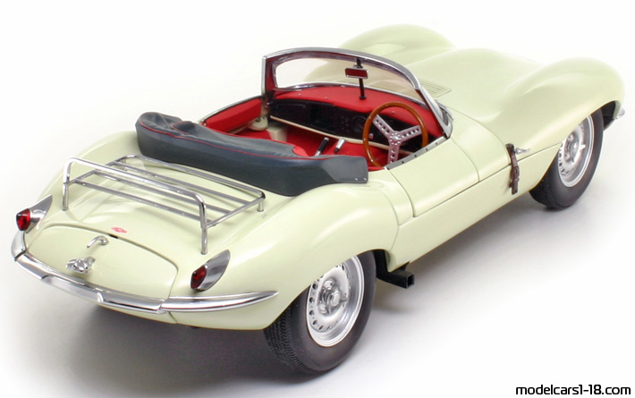 1957 - Jaguar XKSS AutoArt 1/18 (Бял) Задна дясна страна