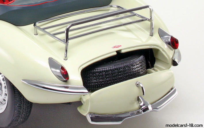 1957 - Jaguar XKSS AutoArt 1/18 (Бял) Багажник / Отварящи се фарове