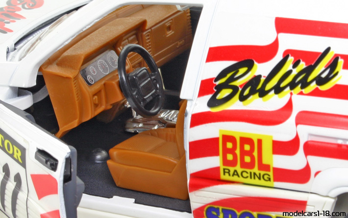 1996 - Jeep Grand Cherokee Rally (ZJ) Majorette 1/18 (White) Интериор арматурно табло