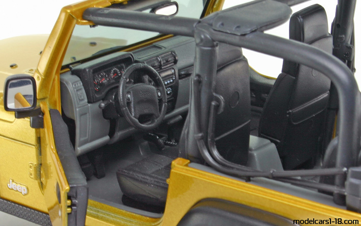 2003 - Jeep Wrangler Rubicon Maisto 1/18 (Жълт) Интериор арматурно табло