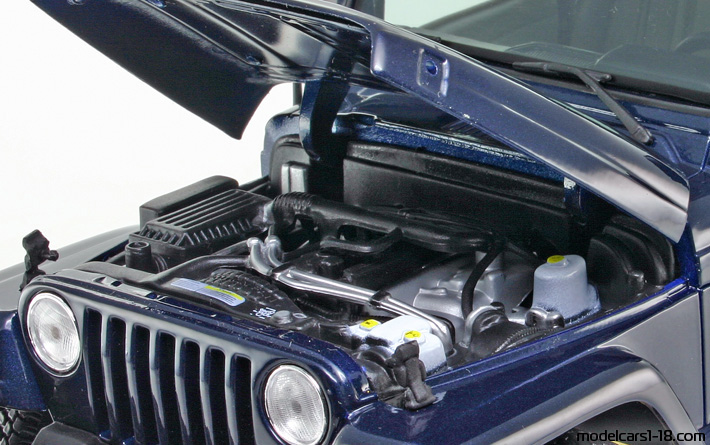 2003 - Jeep Wrangler Sahara Bburago 1/18 (Син / Сив) Двигател