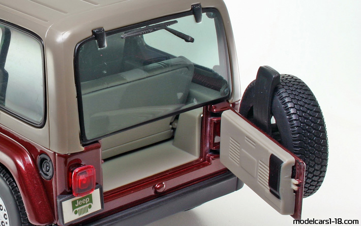 2003 - Jeep Wrangler Sahara Maisto 1/18 (Червен / Сив) Багажник / Отварящи се фарове