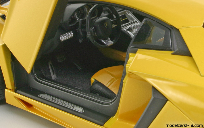 2011 - Lamborghini Aventador LP700-4 Welly 1/18 (Жълт) Интериор арматурно табло