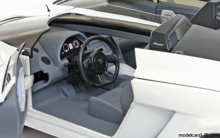 2005 - Lamborghini Concept S Mondo Motors 1/18 (Бял) Интериор арматурно табло