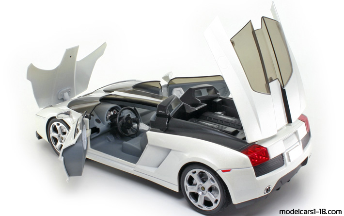 2005 - Lamborghini Concept S Mondo Motors 1/18 (Бял) Отваряеми части