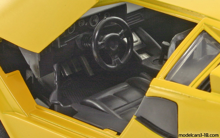 1987 - Lamborghini Countach LP5000 QV Polistil 1/18 (Жълт) Интериор арматурно табло