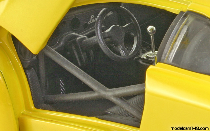 2001 - Lamborghini Diablo GTR Hot Wheels 1/18 (Жълт) Интериор арматурно табло