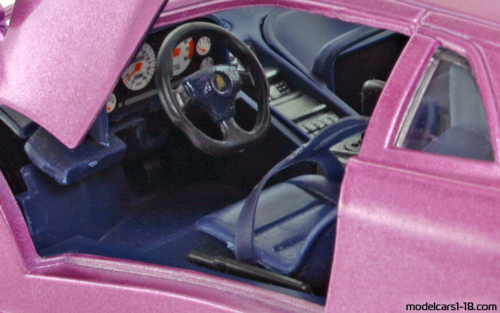 1995 - Lamborghini Diablo SE30 Maisto 1/18 (Лилав) Интериор арматурно табло