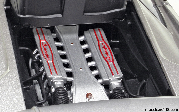 1990 - Lamborghini Diablo VT AutoArt 1/18 (Сребрист) Двигател