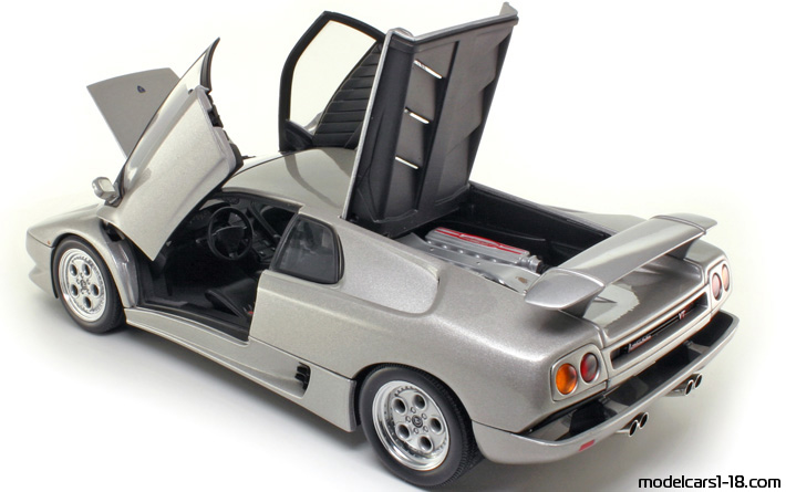 1990 - Lamborghini Diablo VT AutoArt 1/18 (Сребрист) Отваряеми части