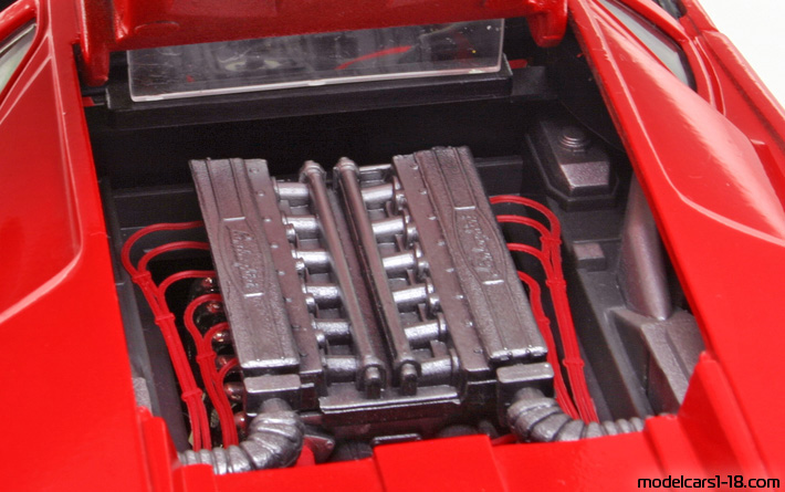 1989 - Lamborghini Diablo Maisto 1/18 (Червен) Двигател